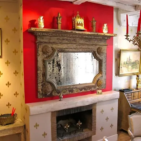 Charming Near Notre Dame Fdl