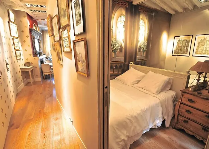 Charming Near Notre Dame Fdl