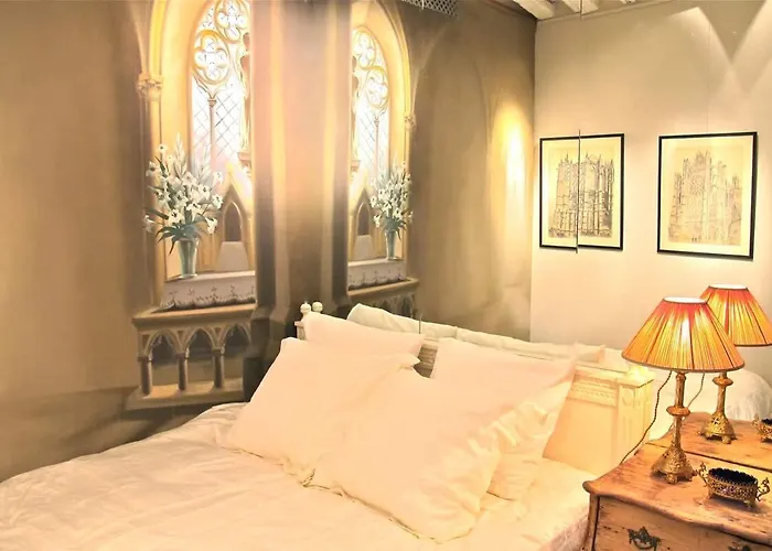 Charming Near Notre Dame Fdl