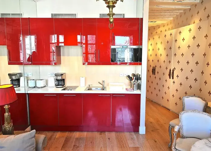 Charming Near Notre Dame Fdl